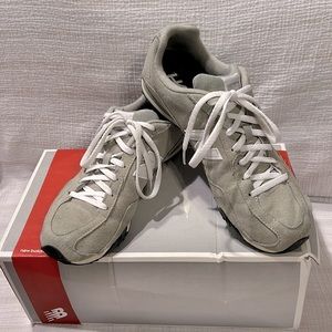 New balance women running shoes size 9 gray/white